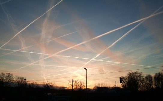 Contrails_near_Frankfurt_(Germany),_2012